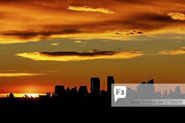 Dramatischer farbenfroher Himmel mit einer Silhouette der Stadt; Calgary  Alberta  Kanada
