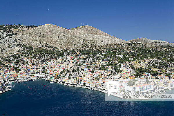 Luftaufnahme des Hafens von Gialos und der Stadt Symi (Simi); Dodekanes-Inselgruppe  Griechenland