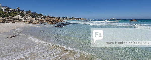 Strandhäuser am Atlantischen Ozean am Clifton Beach; Kapstadt  Westkap  Südafrika