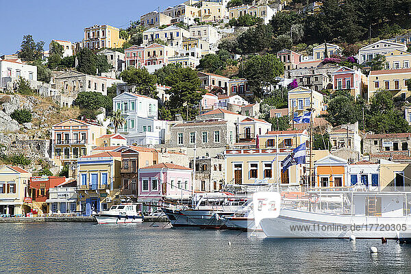 Kabinenkreuzer am Ufer des Hafens von Gialos  Insel Symi (Simi); Dodekanes-Inselgruppe  Griechenland