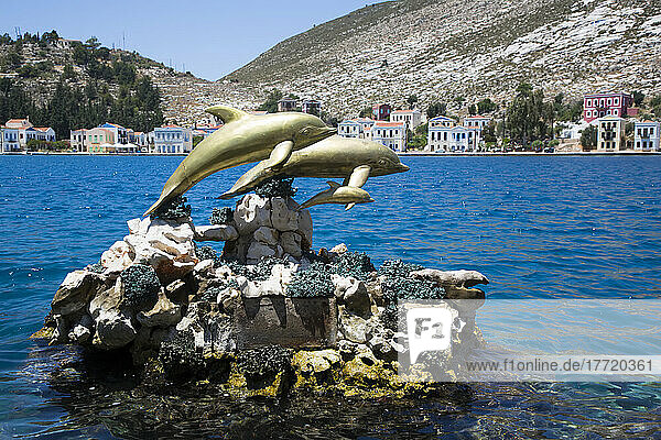 Bronze  Delphinfiguren  Statue  im Hafen der historischen Insel Kastellorizo (Megisti); Dodekanes-Inselgruppe  Griechenland