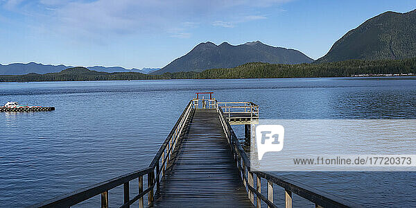 Holzpier im Hafen und am Wasser in Tofino an der Westküste von Vancouver Island; Tofino  British Columbia  Kanada