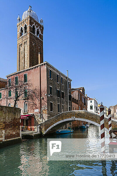 Architektonischer Charme in Venedig  Italien  mit einem Glockenturm und einer Fußgängerbrücke; Venedig  Venetien  Italien