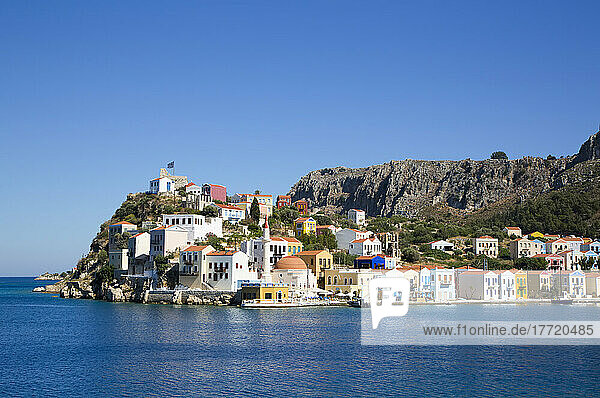 Überblick über die Stadt und die Gebäude am Hafeneingang der historischen Insel Kastellorizo (Megisti); Dodekanes-Inselgruppe  Griechenland