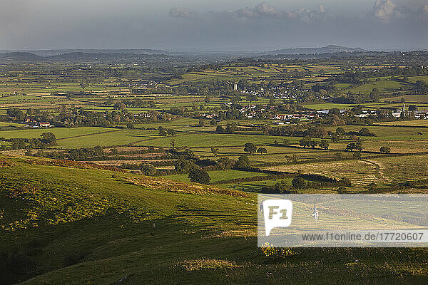 Blick über die Landschaft von den Hängen des Crook Peak  Somerset  Großbritannien; Somerset  England