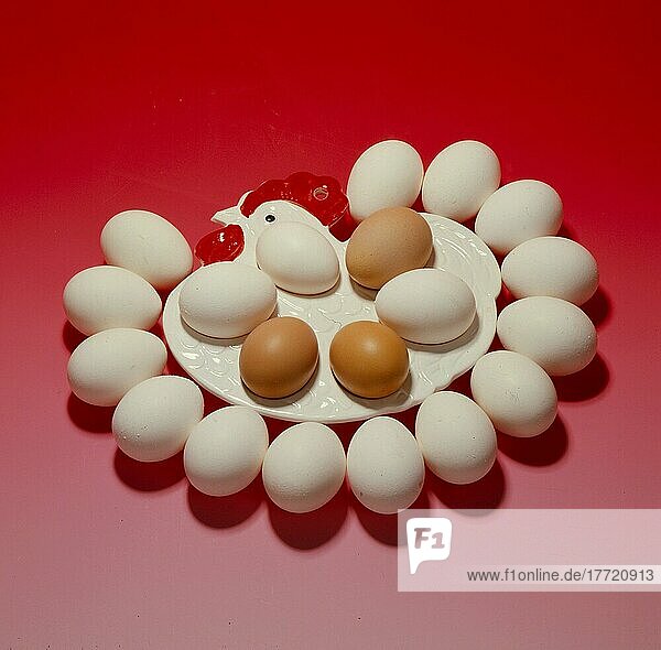 Huhn mit Eier Ostermotiv Teller in Huhnform