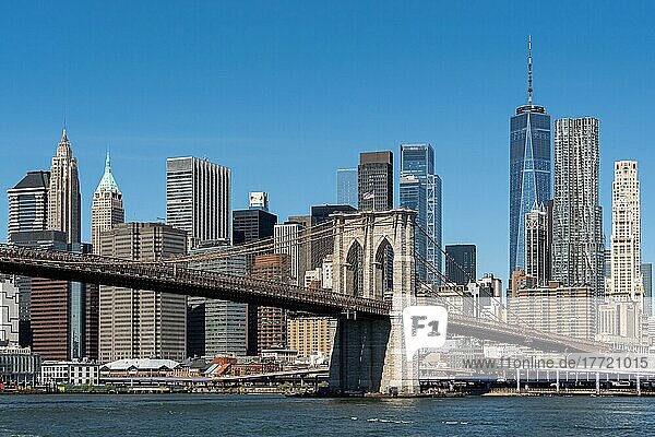 Brooklyn Bridge und Downtown Manhattan vom East River aus gesehen  New York City  New York  USA  Nordamerika