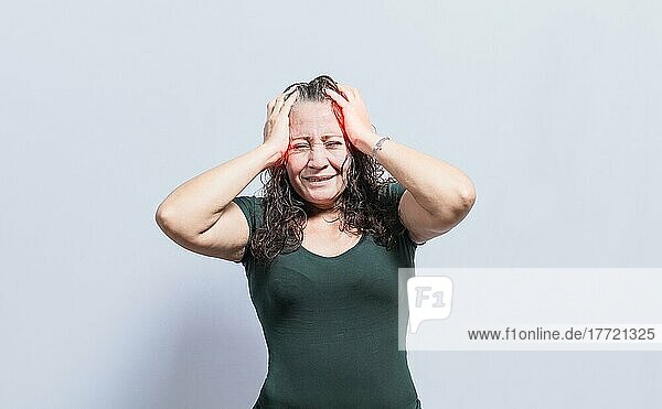 Frau mit Kopfschmerzen auf isoliertem Hintergrund  Konzept einer Person mit Kopfschmerzen  Frau gibt sich eine Kopfmassage  Konzept eines Mannes mit Migräne