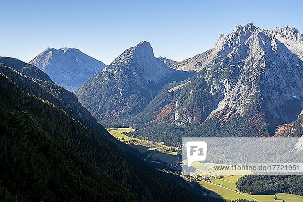 Westliche Karwendelspitze  Wettersteingebirge  und Ausblick von der Großen Arnspitze  Bergtal und Berge  bei Scharnitz  Bayern  Deutschland  Europa