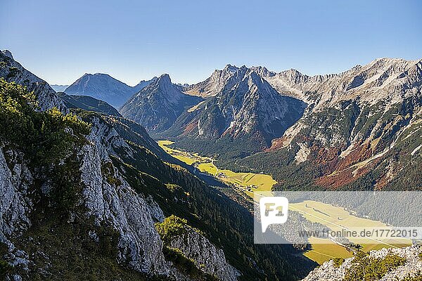 Westliche Karwendelspitze  Wettersteingebirge  und Ausblick von der Großen Arnspitze  Bergtal und Berge  bei Scharnitz  Bayern  Deutschland  Europa