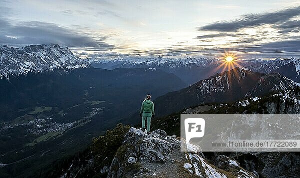 Wanderin  Sonnenuntergang  Alpenpanorama von der Kramerspitz  hinten Wettersteingebirge mit Zugspitze  Bayern  Deutschland  Europa