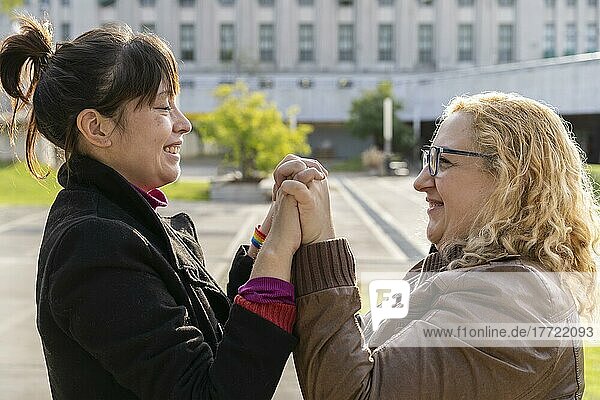 Latina lesbisches weibliches Paar hält Hände in einem Park