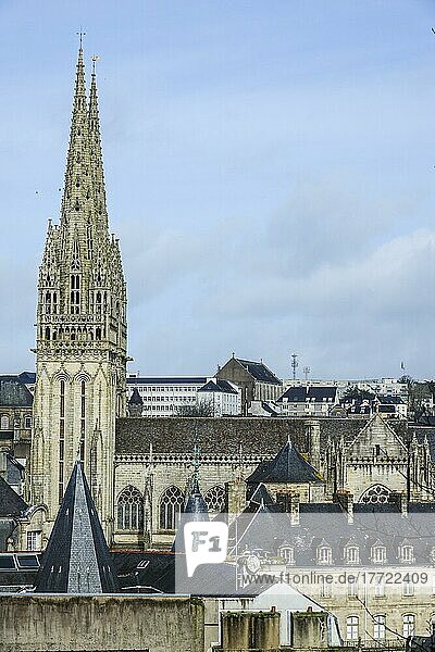 Gotische Kathedrale Saint-Corentin und Altstadt von Quimper  gesehen vom Mont Frugy  Departement Finistere  Region Bretagne  Frankreich  Europa