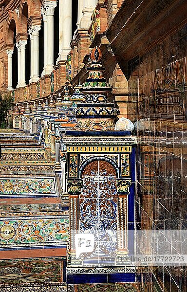 Stadt Sevilla  am Plaza de Espana  der Spanische Platz  Teilansicht  Ornamente aus Fliesen  Details der Ornamentik  Andalusien  Spanien  Europa