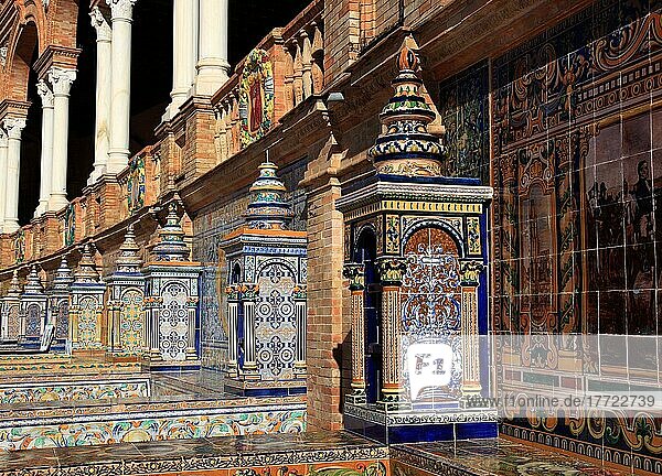 Stadt Sevilla  am Plaza de Espana  der Spanische Platz  Teilansicht  Ornamente aus Fliesen  Details der Ornamentik  Andalusien  Spanien  Europa