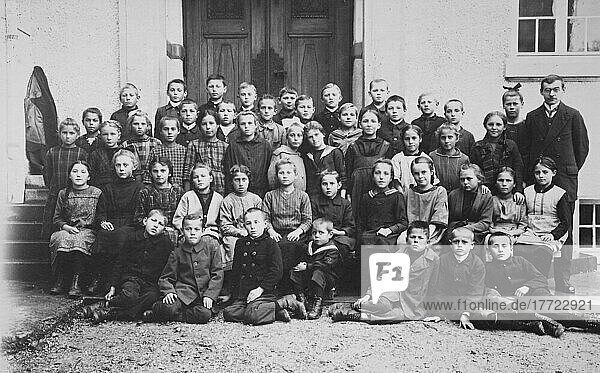 Klassenfoto einer Schulklasse aus Bayern  1910  Deutschland  Historisch  digitale Reproduktion einer Originalvorlage aus dem 19. Jahrhundert  Europa