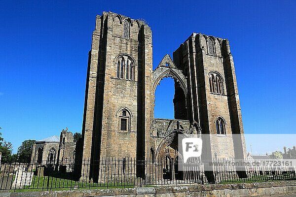 Elgin  Ruine der Kathedrale  Westturmanlage  gotische Kreuzbasilika  genannt Laterne des Nordens  Schottland  Großbritannien  Europa