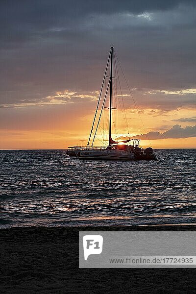 Sonnenuntergang hinter Segelboot  'Anaeho'omalu Beach  Waikoloa  Big Island  Hawaii  USA  Nordamerika