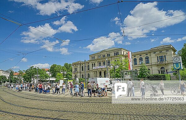 Menschenschlange  wartende Menschen  Zoo  Alfred-Brehm-Platz  Frankfurt am Main  Hessen  Deutschland  Europa