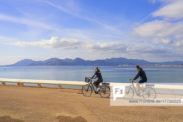 Cyclists on the Boulevard de la Croisette  Cannes  Alpes-Maritimes  Provence-Alpes-Cote d'Azur  France  Mediterranean  Europe