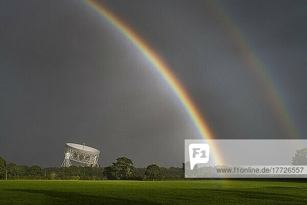 Doppelter Regenbogen über dem Jodrell Bank Lovell Radioteleskop in der Nähe von Goostrey  Cheshire  England  Vereinigtes Königreich  Europa