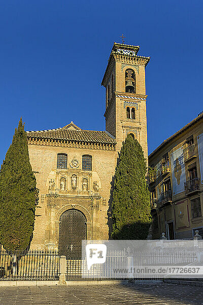 Kirche San Gil y Santa Ana vom Platz Santa Ana im Stadtzentrum aus gesehen  Granada  Andalusien  Spanien  Europa