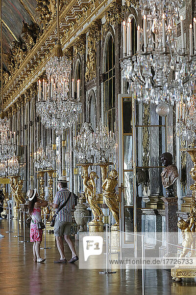 Schloss Versailles innen  Galerie des Glaces (Spiegelsaal)  UNESCO-Weltkulturerbe  Versailles  Yvelines  Frankreich  Europa
