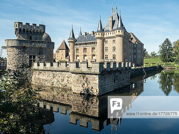 Chateau dating from between 14th and 19th centuries  of the town of La Clayette  Saone-et-Loire  in southern Burgundy  France  Europe