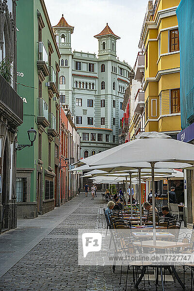 View of cafe and restaurants in back street near Columbus Square  Las Palmas  Gran Canaria  Canary Islands  Spain  Atlantic  Europe
