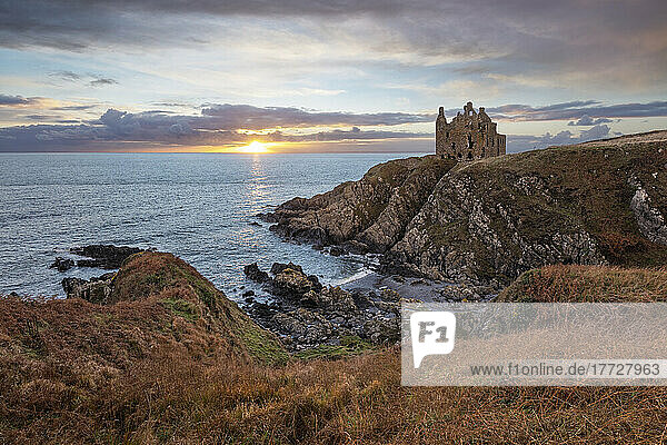 Ruins of Dunskey Castle on rugged coastline at sunset  Portpatrick  Dumfries and Galloway  Scotland  United Kingdom  Europe