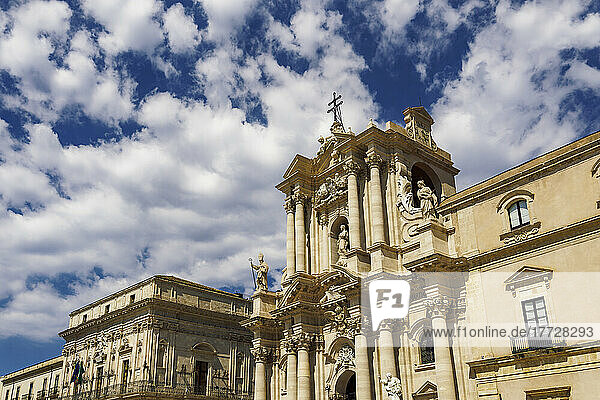 Exterior view of Syracuse Cathedral and Palazzo del Vermexio town hall at Piaza del Duomo in Ortygia  UNESCO World Heritage Site  Syracuse  Sicily  Italy  Europe