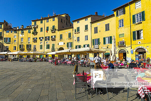 Eating and drinking outdoors  Piazza dell'Anfiteatro  Lucca  Tuscany  Italy  Europe