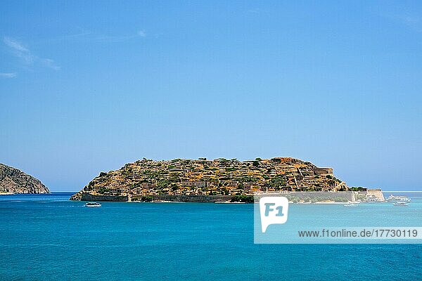 Insel Spinalonga mit alter Festung  ehemaliger Leprakolonie und der Bucht von Elounda  Insel Kreta  Griechenland  Europa