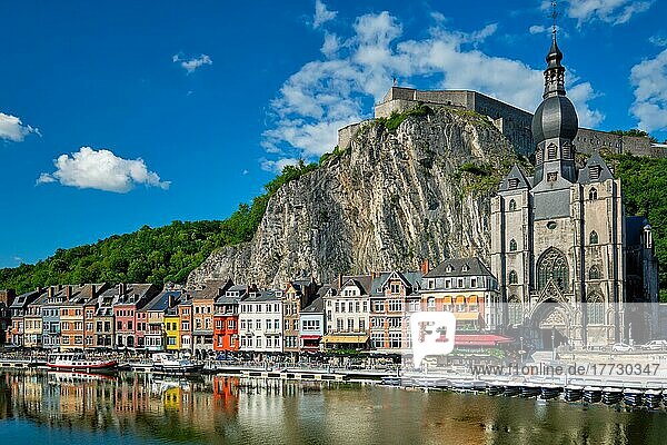 Blick auf die malerische Stadt Dinant  die Zitadelle von Dinant und die Stiftskirche Notre Dame de Dinant über die Maas. Belgische Provinz Namur  Blegium