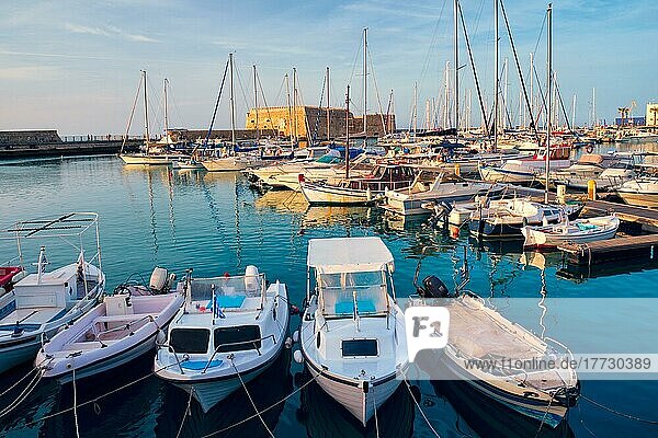 Venezianische Festung in Heraklion und vertäute Fischerboote  Insel Kreta  Griechenland bei Sonnenuntergang