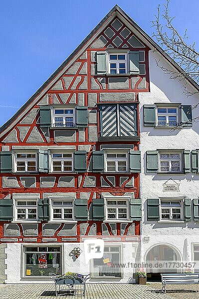 Fachwerkhaus mit geteilter Fassade  Wangen im Allgäu  Baden-Württemberg  Deutschland  Europa