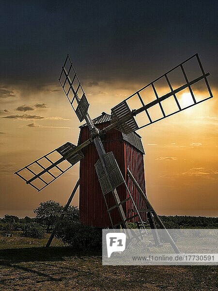 Bockwindmühle im Gegenlicht  dramatischer Abendhimmel  Mühlen von Lerkaka  Insel Öland  Kalmar län  Schweden  Europa