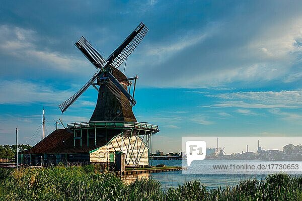 Ländliche Landschaft in den Niederlanden  Windmühlen am berühmten Touristenort Zaanse Schans in Holland. Zaandam  Niederlande  Europa