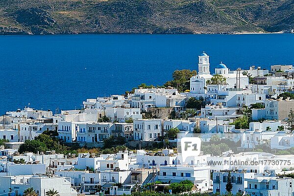 Blick auf das Dorf Plaka mit der traditionellen griechischen Kirche und den weiß getünchten Häusern und die Meeresküste. Insel Milos  Griechenland  Europa