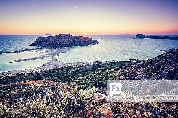 Insel Gramvousa und der schöne Strand von Balos bei Sonnenuntergang auf der Insel Kreta  Griechenland. Horizontaler Kameraschwenk