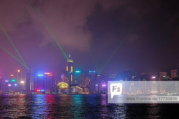 Hongkong Skyline Stadtbild Downtown Wolkenkratzer über Victoria Harbour in den Abend mit Lasern beleuchtet mit touristischen Boot Fähren  Hongkong  China  Asien