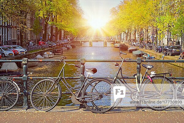 Stadtbild von Amterdam mit Gracht  Brücke mit Fahrrädern und mittelalterlichen Häusern. Amsterdam  Niederlande  Europa