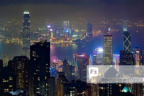 Berühmte Ansicht von Hongkong  Hongkong Wolkenkratzer Skyline Stadtbild Blick von Victoria Peak beleuchtet in den Abend blaue Stunde. Hongkong  China  Asien