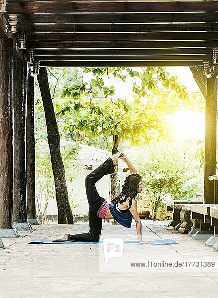 Frau macht Quadrizeps Yoga im Freien  Mädchen macht Yoga und Quadrizeps Stretching Fitness