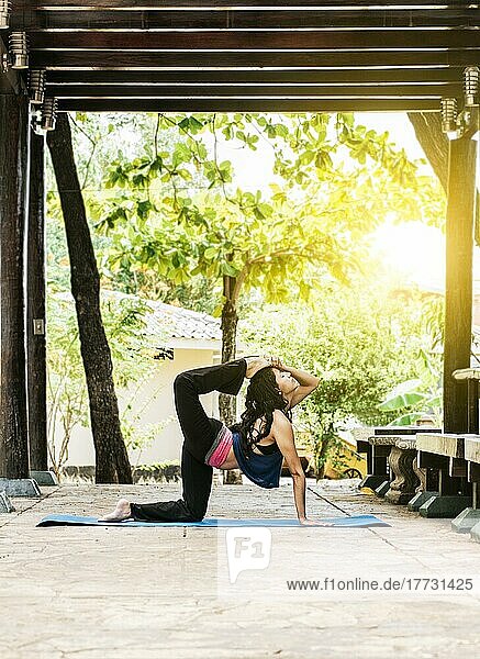 Mädchen macht Yoga und Quadrizeps Stretching Fitness  Frau macht Quadrizeps Yoga im Freien  Stretching Yoga Konzept