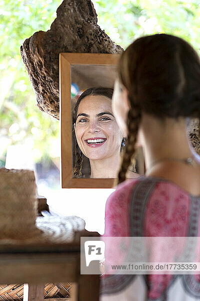 Lächelnde Frau  die in den Spiegel schaut
