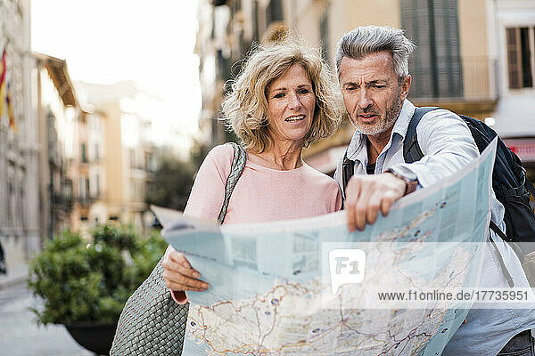 Reifer Mann untersucht Karte mit Frau in der Stadt