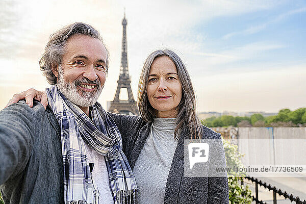 Glücklicher Mann macht Selfie mit Frau vor dem Eiffelturm  Paris  Frankreich