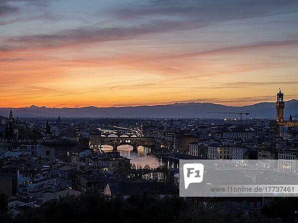 Blick nach Sonnenuntergang auf Florenz vom Piazzale Michelangelo  Florenz  Italien  Europa