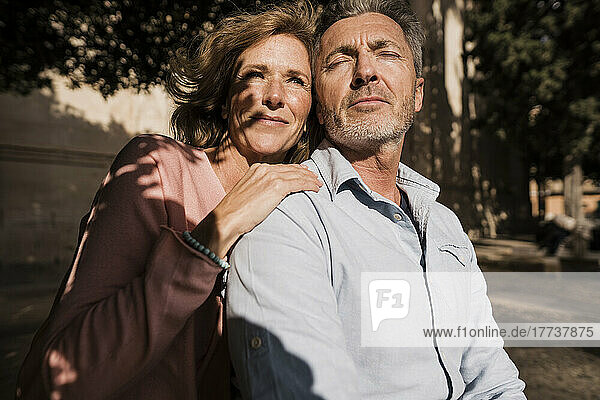 Älteres Paar genießt im Urlaub das Sonnenlicht